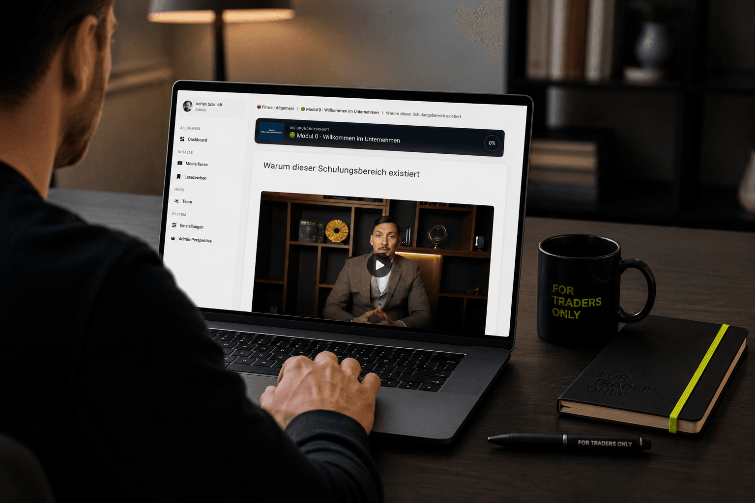 Mitarbeiter sieht sich den digitalen Schulungsbereich von Haag & Sondershausen auf einem Laptop an